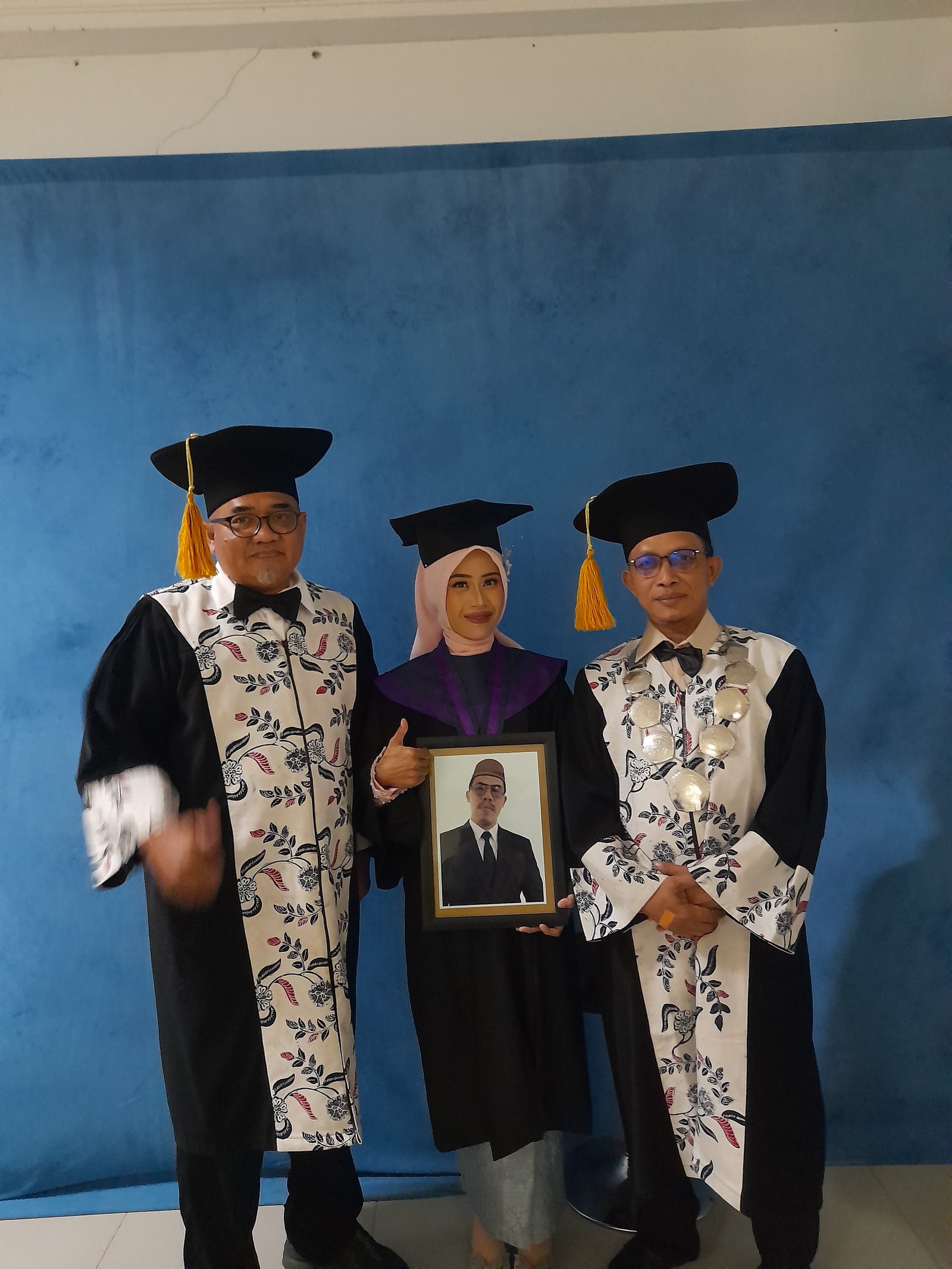 Wisuda Penuh Haru: Ketika Foto  Sang Ayah Menggantikan Kehadiran di Hari Bahagia